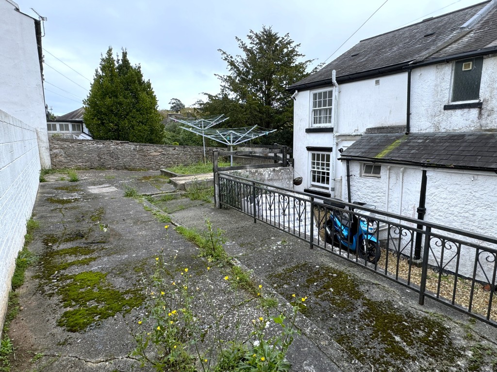 Lot: 199 - ELEVEN-UNIT LICENSED HMO IN CENTRAL LOCATION - Rear path